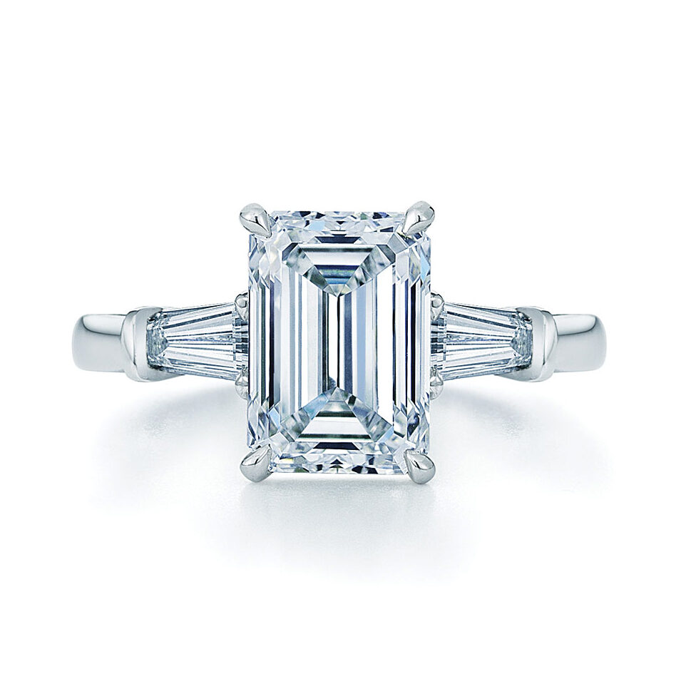 Anello con diamanti taglio smeraldo incastonati con diamanti baguette laterali, realizzato su misura da Geretti Sablon