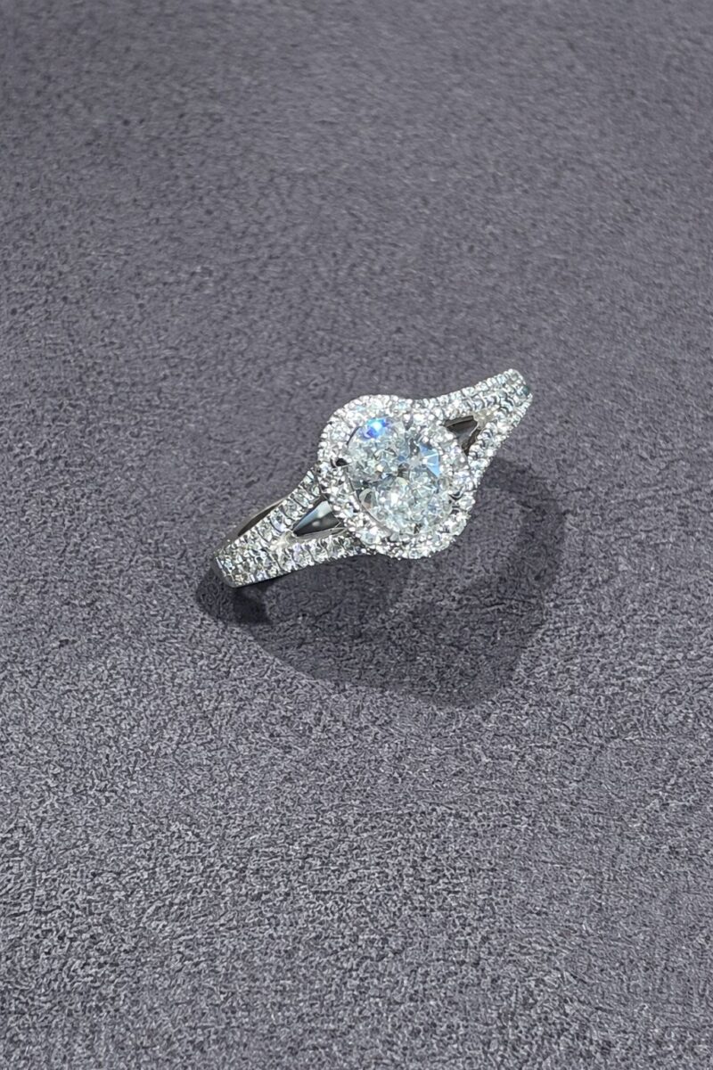 Oval diamond halo ring with split band in 18K white gold – Geretti Jewellery