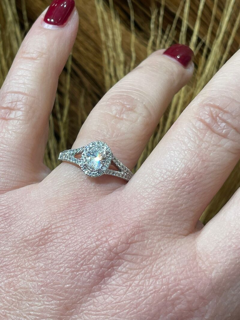 Oval diamond halo ring with split band in 18K white gold – Geretti Jewellery