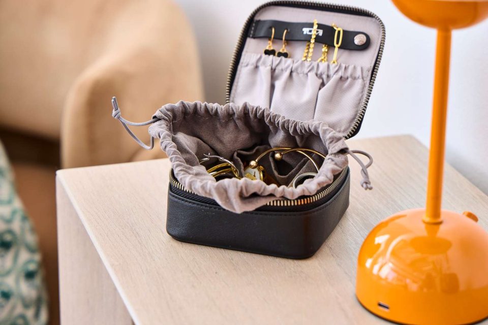 Étui à bijoux de voyage avec compartiments pour protéger et organiser vos bijoux précieux lors d'un voyage d'été